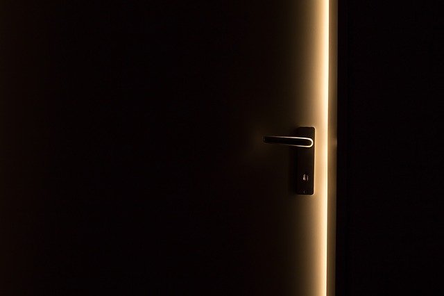 tmavé dveře
